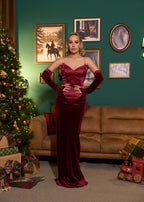 Rochie lungă din catifea cu mănuși, SIA Velvet Obsession, eleganță de sărbători în cadrul unui living decorat festiv