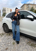 Geaca Winter Armor, guler îmblănit detașabil, damă, purtată casual cu jeans largi lângă mașină albă