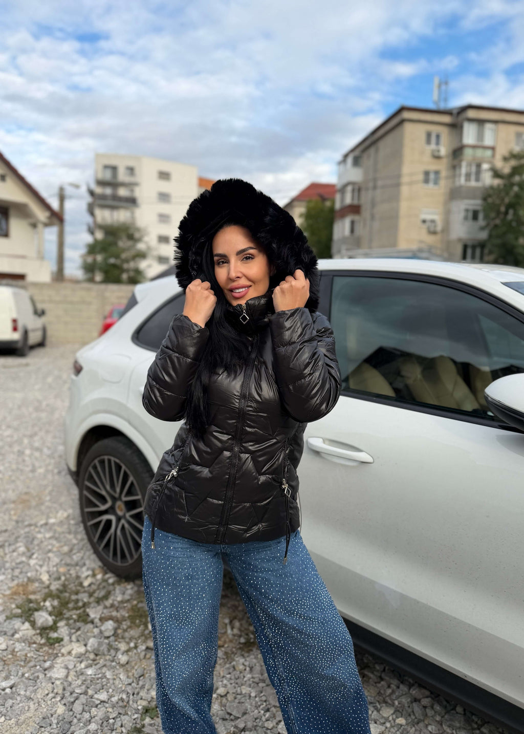 Geaca WINTER ARMOR cu guler îmblănit detașabil, matlasată, impermeabilă și rezistentă la vânt, purtată în aer liber lângă mașină