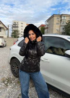 Geaca WINTER ARMOR cu guler îmblănit detașabil, matlasată, impermeabilă și rezistentă la vânt, purtată în aer liber lângă mașină