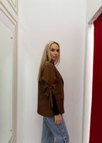 Compleu fundite minimal ICONIC COUTURE sacou maro cu fundițe pe mâneci, modelatoare, damă fashion românească