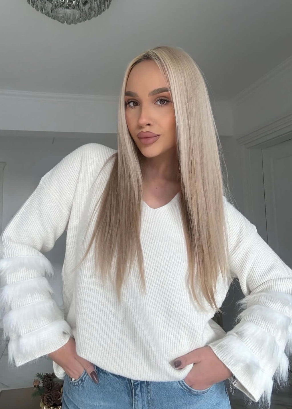 Pulover oversized cu pene SIA Feather Luxe, pulover alb din tricot moale cu maneci cu pene, tinuta casual eleganta