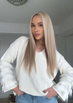 Pulover oversized cu pene SIA Feather Luxe, pulover alb din tricot moale cu maneci cu pene, tinuta casual eleganta