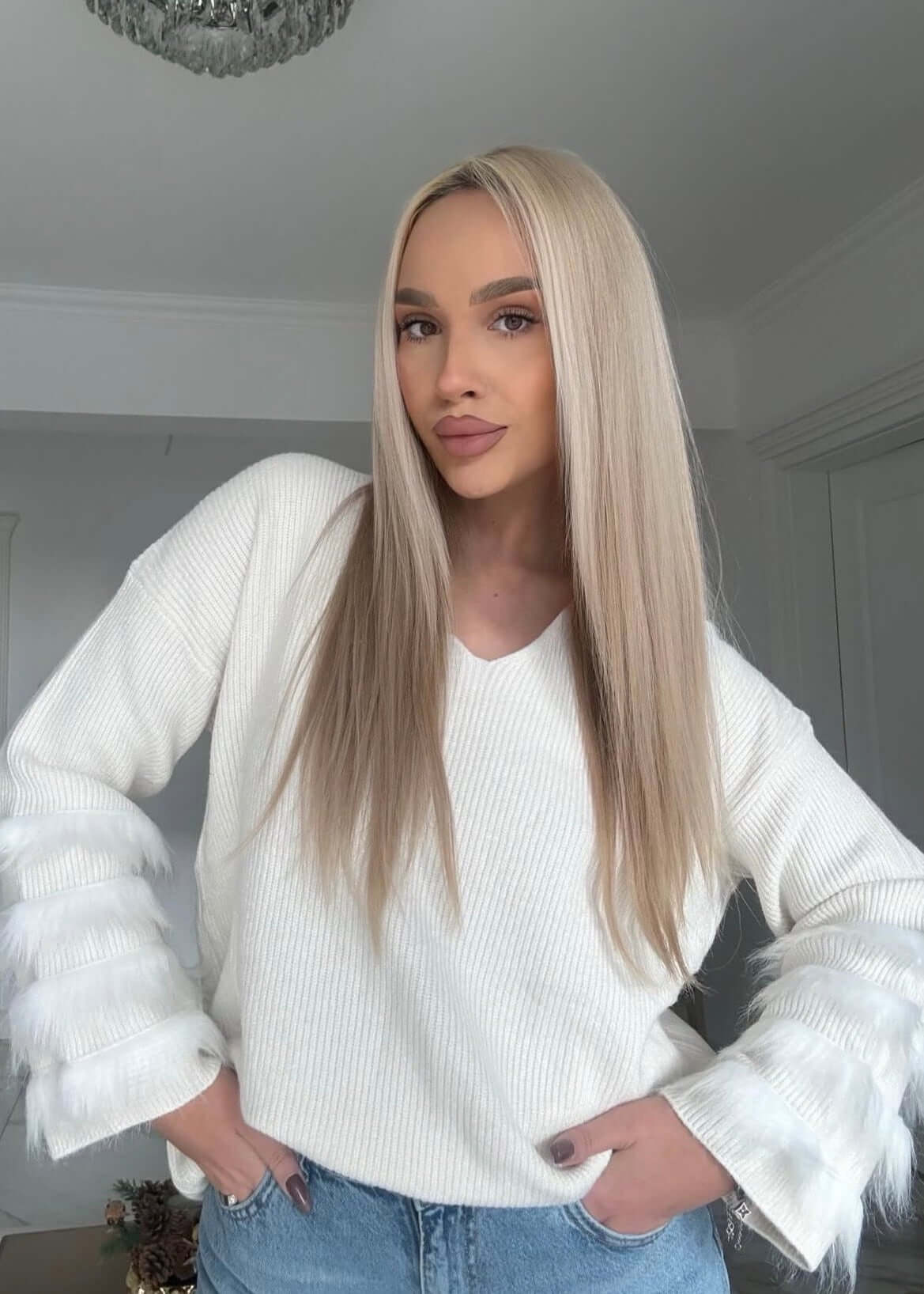 Pulover oversized cu pene SIA Feather Luxe, pulover alb din tricot moale cu maneci cu pene, tinuta casual eleganta