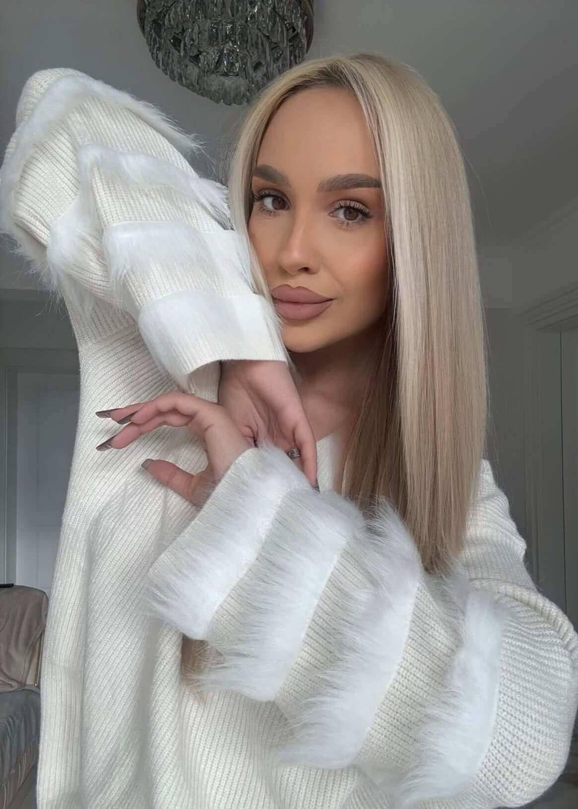 Pulover oversized cu pene FEATHER LUXE sweater alb, detaliu maneci pufoase, stil elegant de iarnă