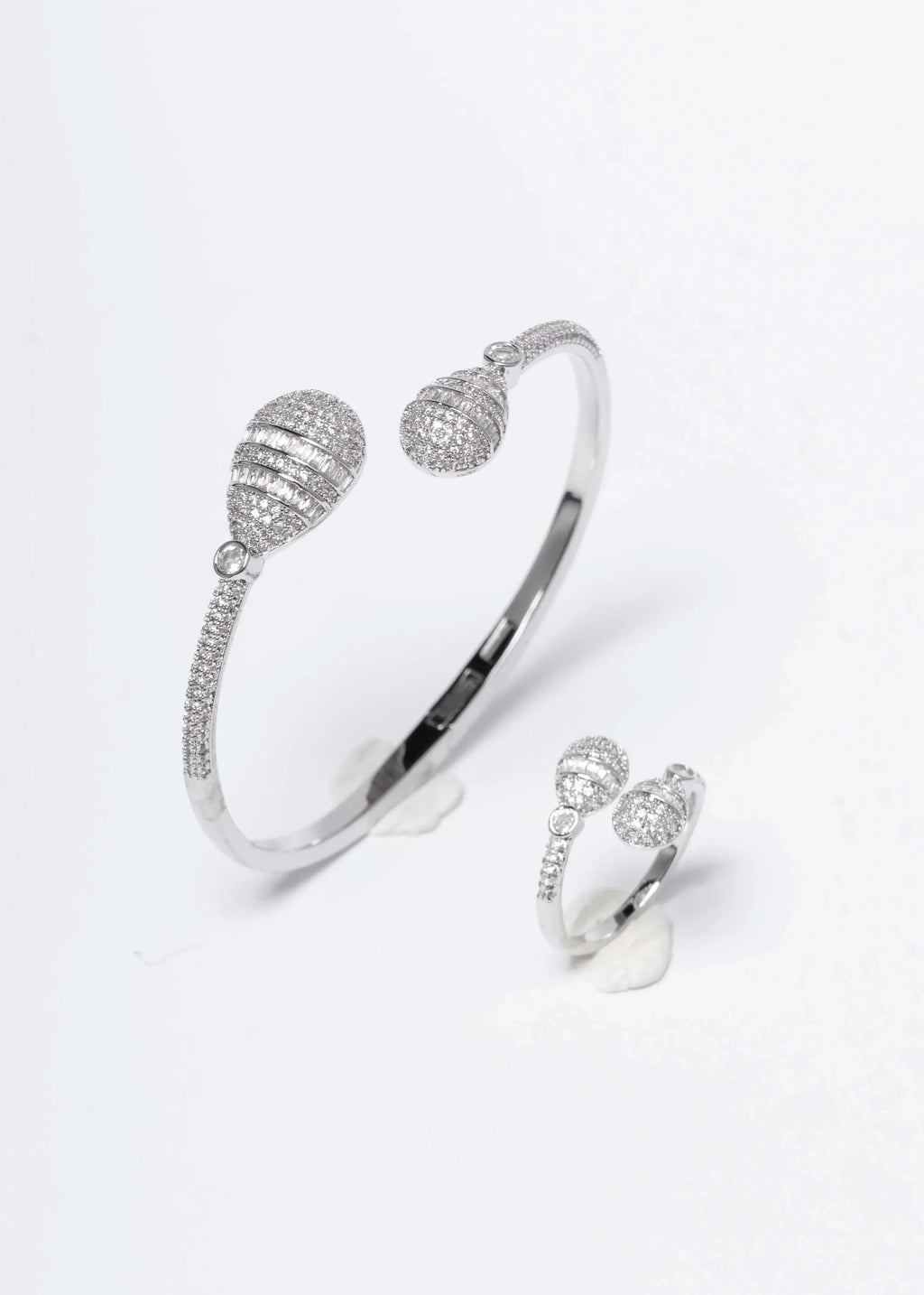 Alt Tag: Set Galaxy Drop argintiu, brățară rigidă și inel cu cristale strălucitoare, bijuterii elegante SIA