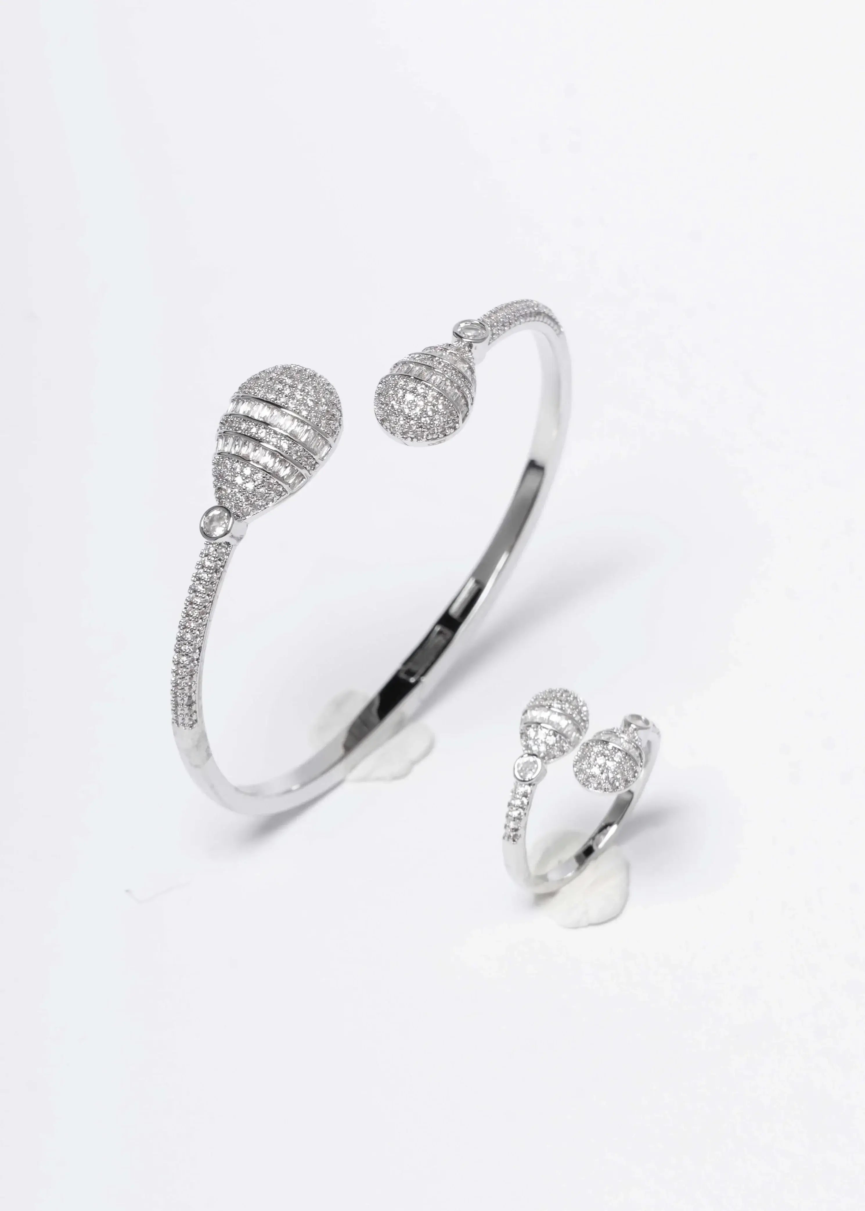 Alt Tag: Set Galaxy Drop argintiu, brățară rigidă și inel cu cristale strălucitoare, bijuterii elegante SIA