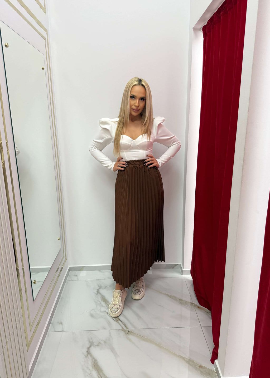 Fustă midi plisată maro "SIA Urban Skirt" pentru un look modern, relaxat și feminin, în garderoba urbană.