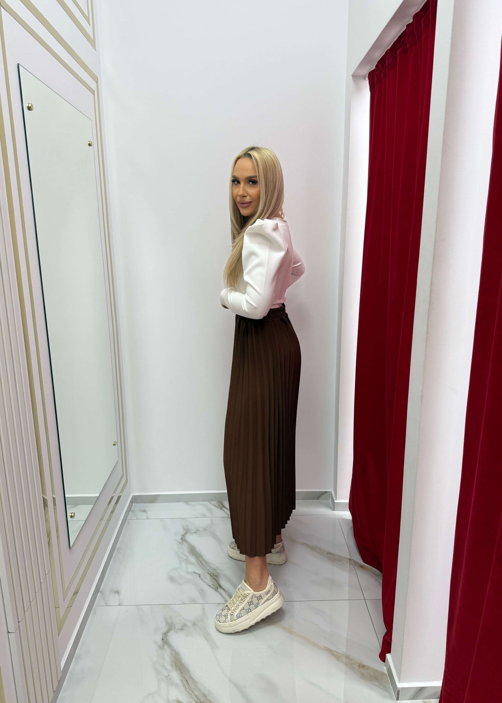 Fustă midi plisată SIA Urban Skirt în showroom, look modern și feminin.