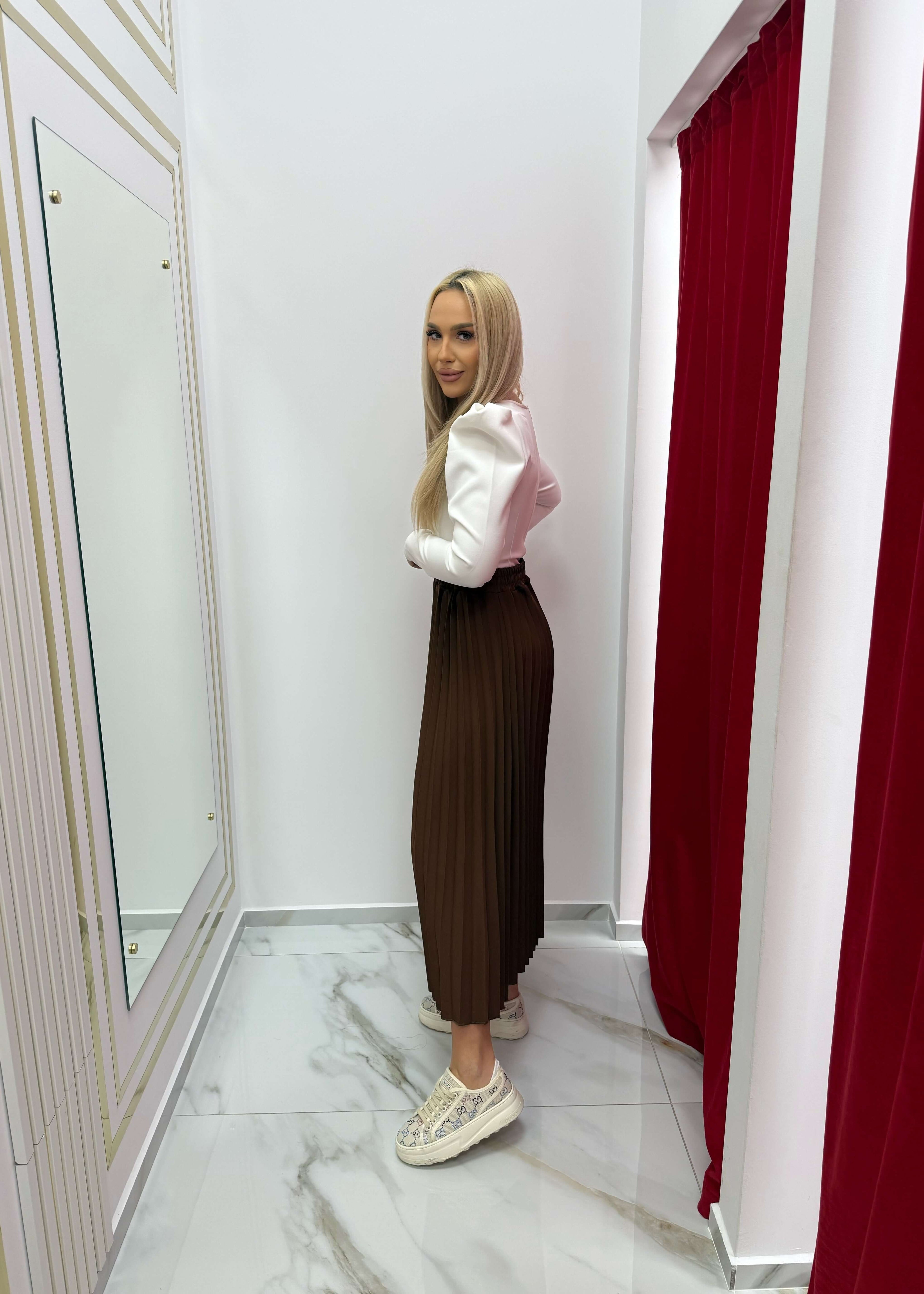 Fustă midi plisată SIA Urban Skirt în showroom, look modern și feminin.