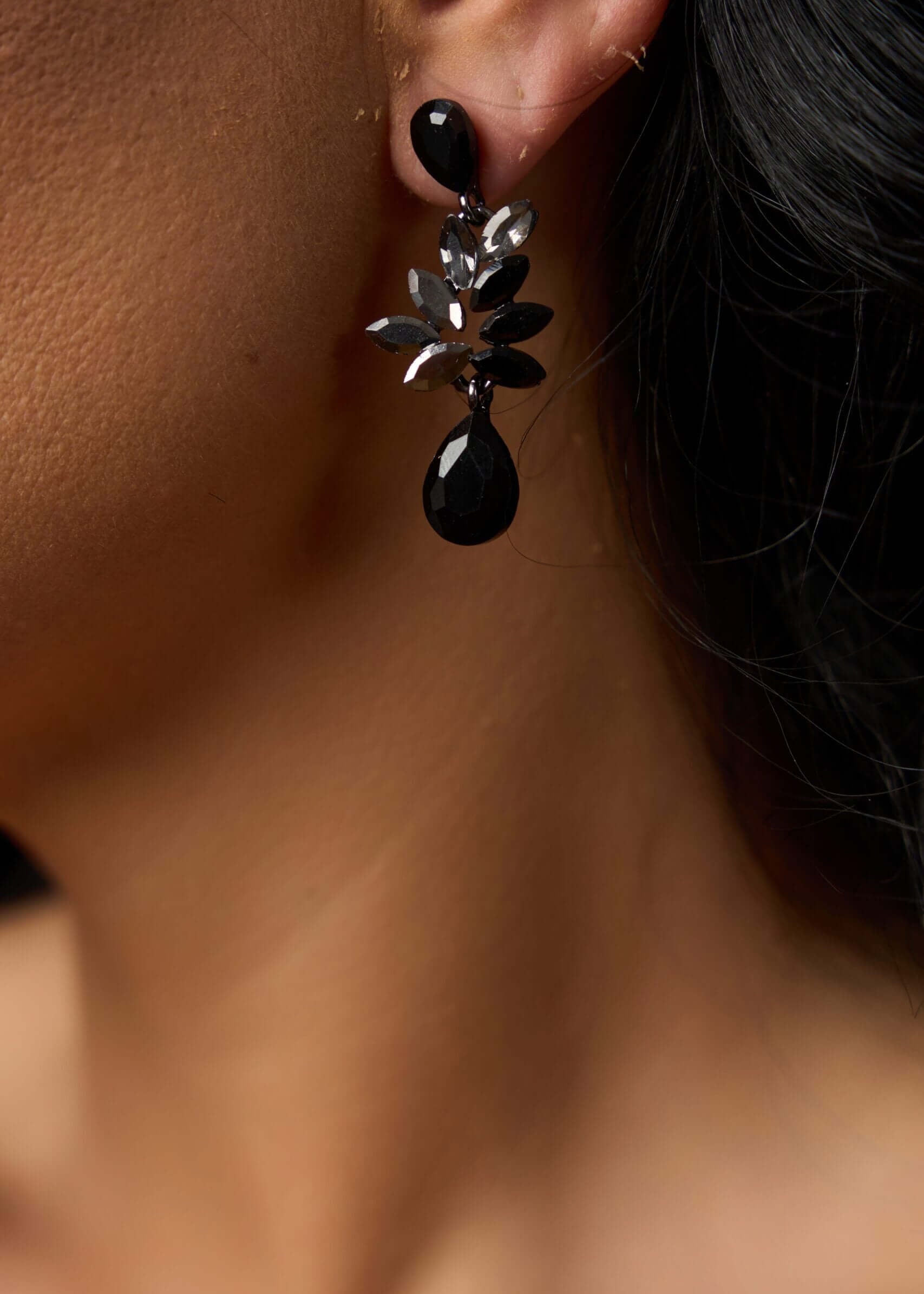 SIA Yvette – Cercei cu Cristale Negre și Gri Imagine secundară a produsului