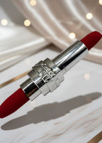 Ruj Iconic Dior Rouge Dior roșu intens, dublu capăt, pe fundal elegant, ruj de lux pentru machiaj buze perfecte