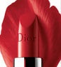 Dior Rouge Dior ruj roșu intens cu fundal petală, design elegant și logo Dior vizibil.