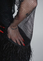 Rochie Bling Diva scurtă, detaliu mânecă din plasă cu pietre și pene, outfit de seară elegant