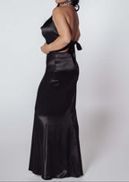 Rochie Bling Enchant din satin mătase elastic, neagră, spate gol și guler bijuterie cu cristale, vedere laterală