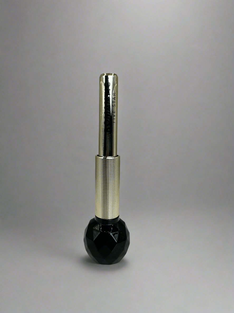 Eyeliner lichid negru cu ambalaj elegant rezistent, pigment intens, pentru ochi definitorii pe parcursul întregii zile.