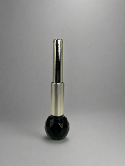 Eyeliner lichid negru cu ambalaj elegant rezistent, pigment intens, pentru ochi definitorii pe parcursul întregii zile.