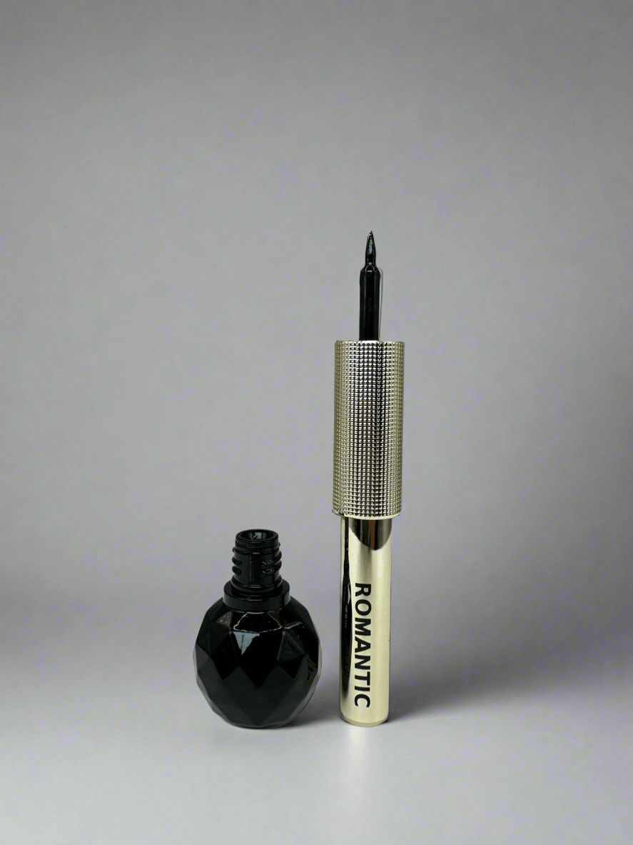 Eyeliner lichid negru Romantic, design elegant, ideal pentru machiaj rezistent și aplicare ușoară.