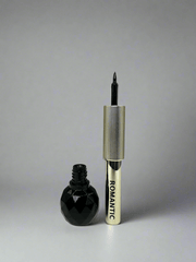Eyeliner lichid negru Romantic, design elegant, ideal pentru machiaj rezistent și aplicare ușoară.