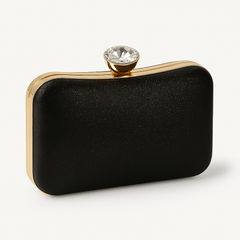 Geantă clutch neagră cu închizătoare tip diamant și margini aurii, accesoriu elegant pentru ținute rafinate.