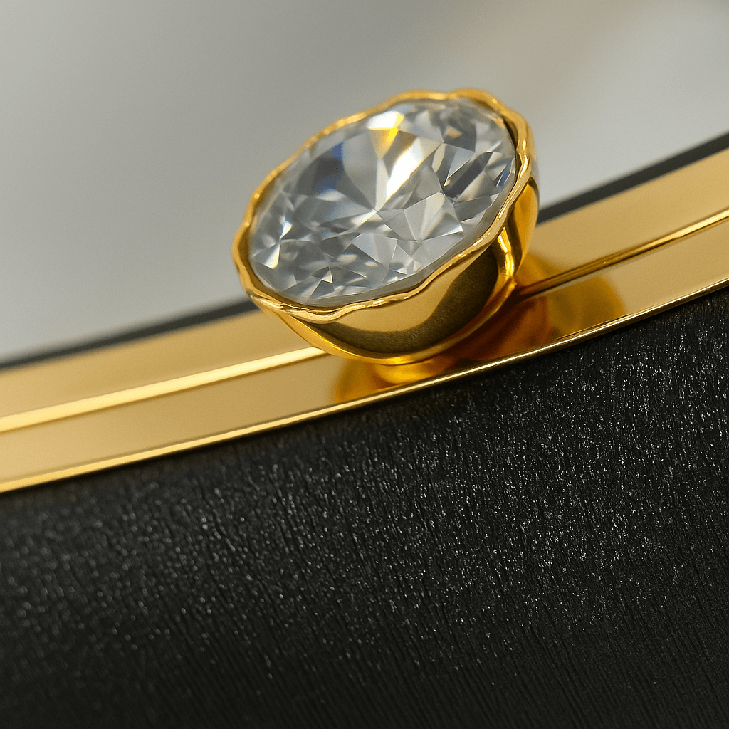 Clutch negru texturat cu închizătoare efect diamant și margini aurii
