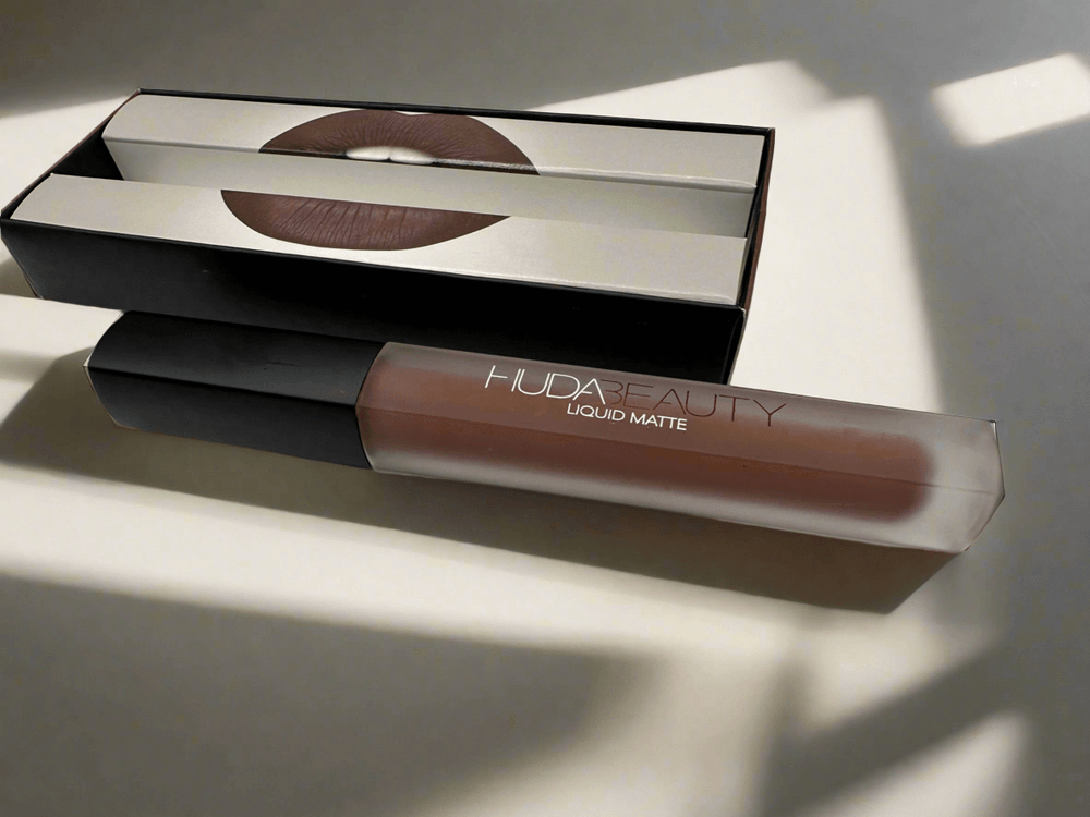 Huda Beauty Liquid Matte Lipstick - Ruj Mat Lichid de Lungă Durată Sia House pentru femei elegante