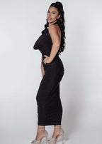 Rochie Bling Mirage midi lycra neagră cu cristale, decolteu amplu tip cowl, purtată cu sandale cu toc, vedere laterală