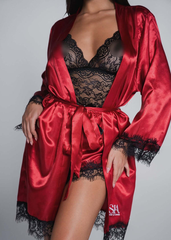 Alt Tag: Set pijama satinat 3 piese SIA Homewear, halat roșu cu dantelă și lenjerie neagră, elegant și feminin
