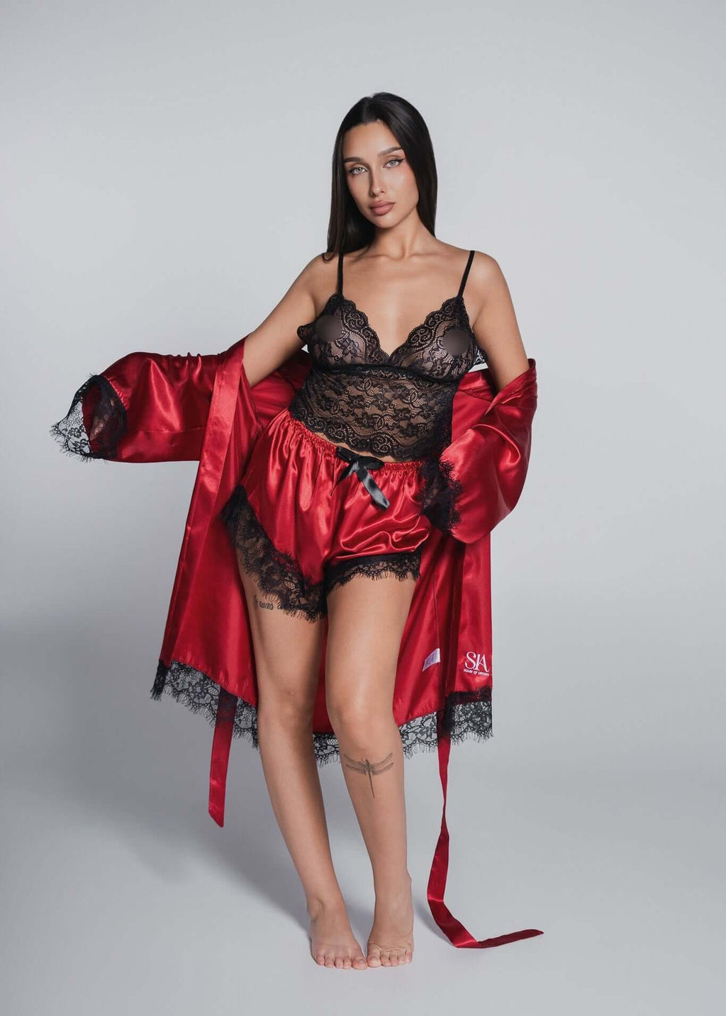 Alt Tag: Set pijama satinat 3 piese cu dantelă și satin, roșu-negru, cu halat, top și pantaloni scurți – SIA Homewear