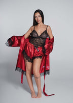 Alt Tag: Set pijama satinat 3 piese cu dantelă și satin, roșu-negru, cu halat, top și pantaloni scurți – SIA Homewear