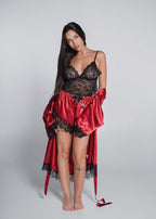 Alt Tag: Set pijama Nighty SIA Homewear 3 piese cu dantelă și satin, body negru din dantelă, halat satin roșu, feminin și elegant