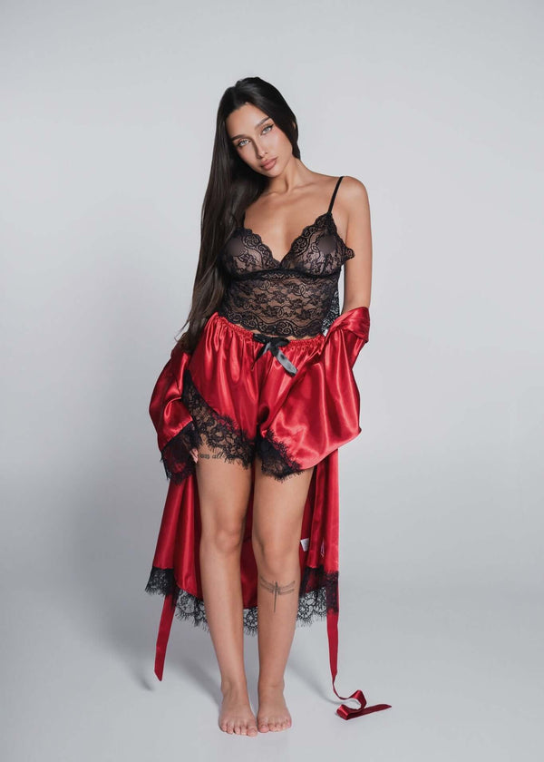 Alt Tag: Set pijama Nighty SIA Homewear 3 piese cu dantelă și satin, body negru din dantelă, halat satin roșu, feminin și elegant