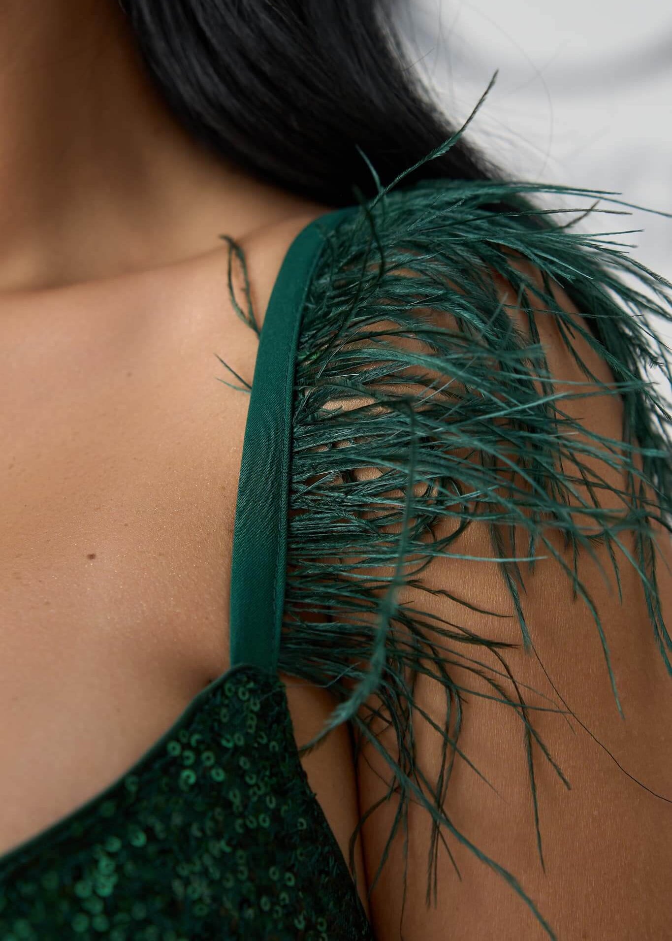 Rochie Salomeea verde smarald cu paiete și bretele cu pene - Sia House Sia House pentru femei elegante