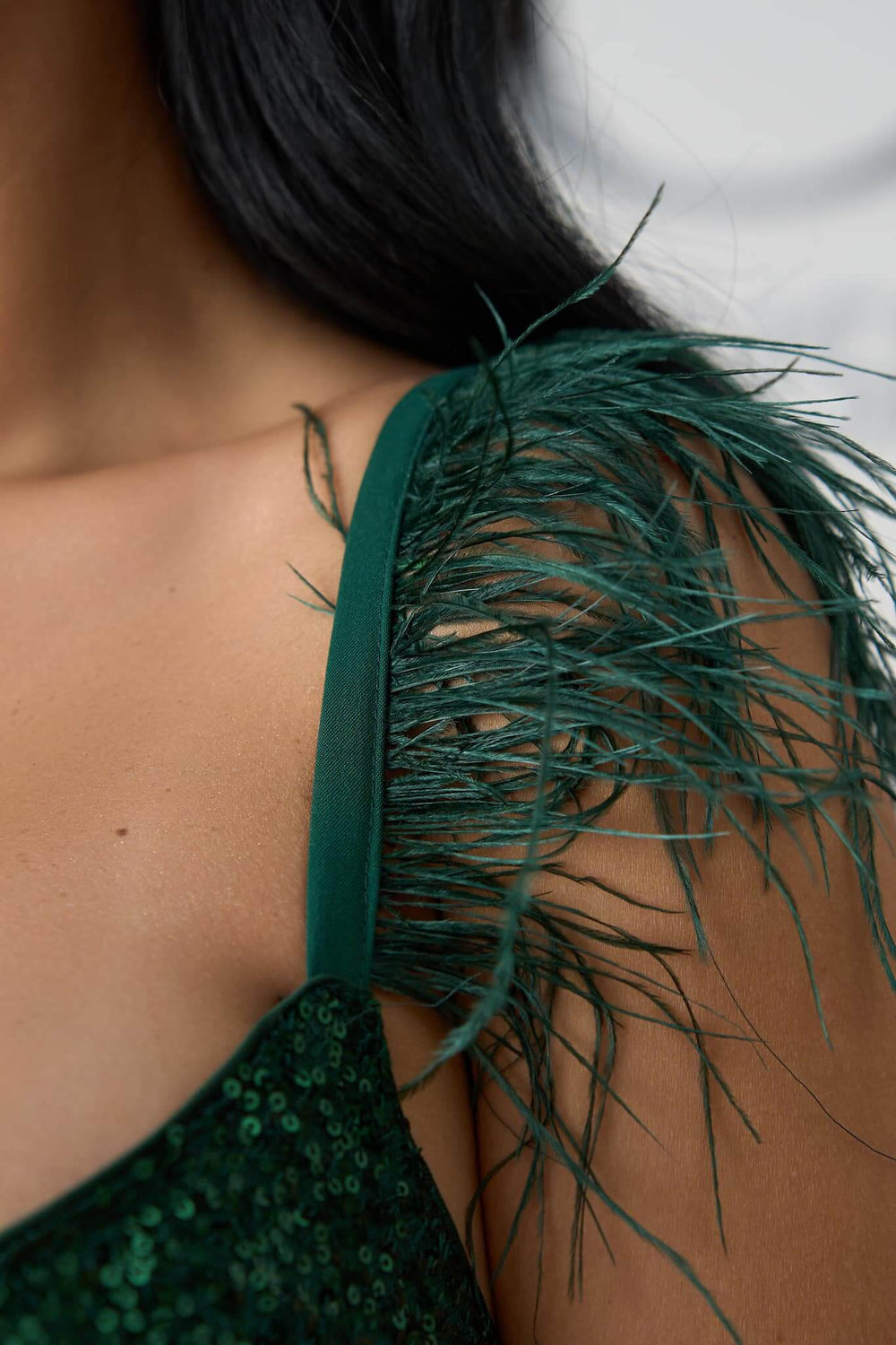 Rochie Salomeea verde smarald cu paiete și bretele cu pene - Sia House Sia House pentru femei elegante