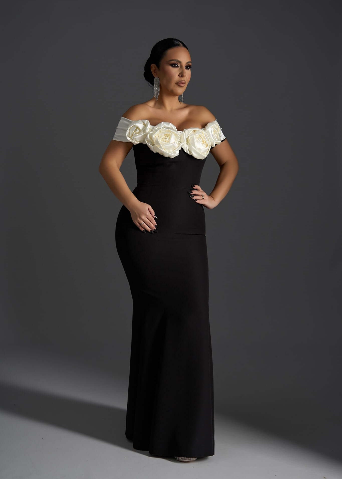 Rochie SIA Blush Affair lungă tip sirenă off-shoulder, neagră cu detalii 3D florale crem, pentru evenimente elegante