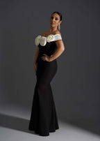Rochie SIA Blush Affair lungă tip sirenă off-shoulder, neagră cu bust ivory și detalii florale 3D elegante