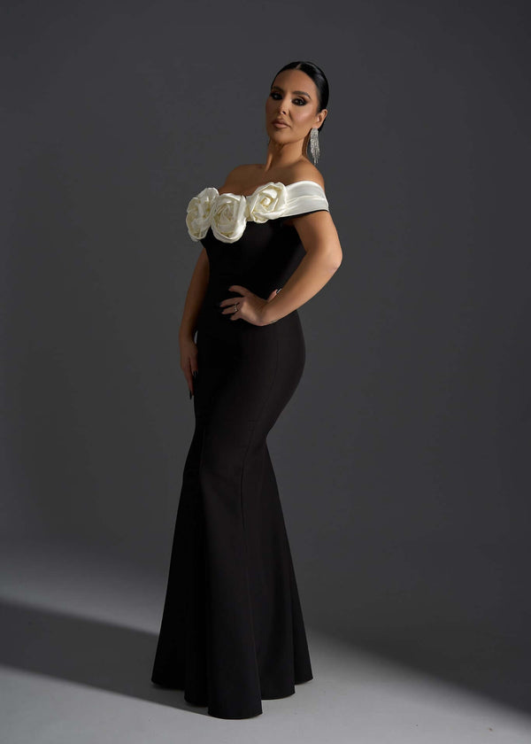 Rochie SIA Blush Affair lungă tip sirenă off-shoulder, neagră cu bust ivory și detalii florale 3D elegante
