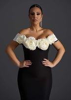 Rochie SIA Blush Affair lungă tip sirenă off-shoulder cu detalii florale 3D albe pe bust, eleganță de seară