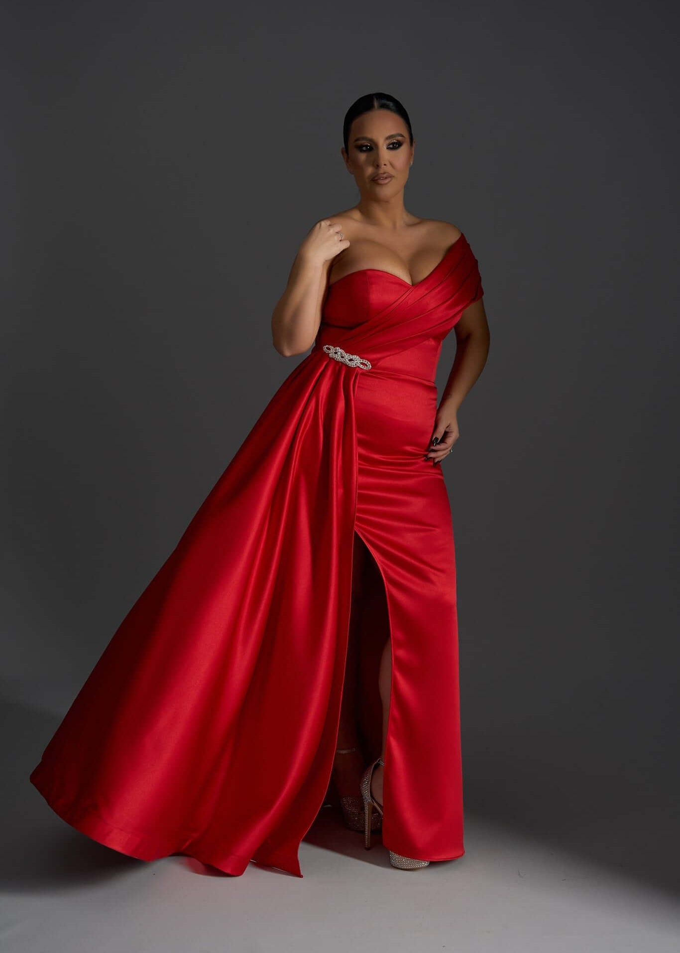 Rochie Lunga Red Mirage Sia House - Tafta cu Strasuri Argintii Sia House pentru femei elegante Imagine principală a produsului