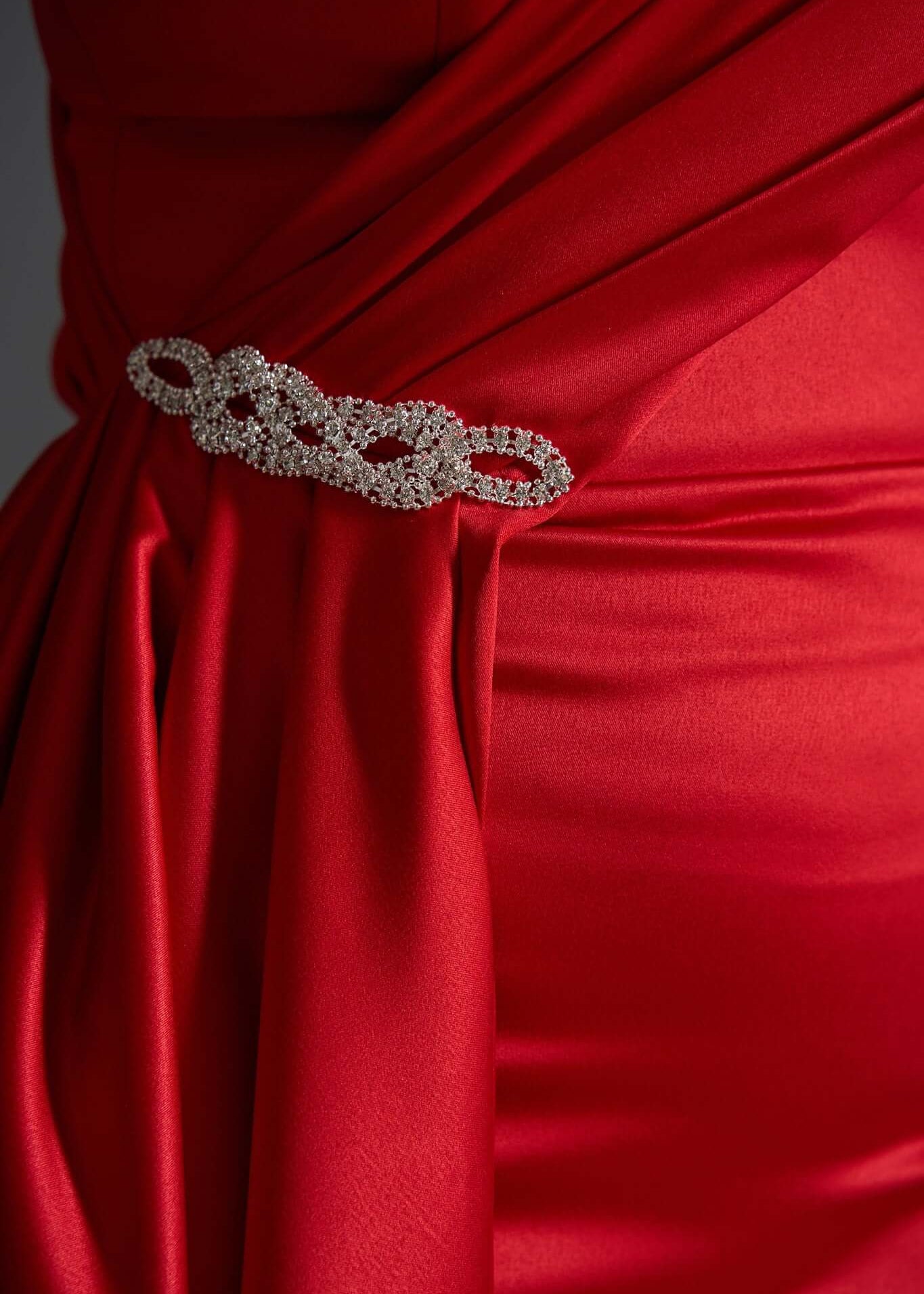 Rochie Lunga SIA Red Mirage - Tafta cu Strasuri Argintii Imagine secundară a produsului