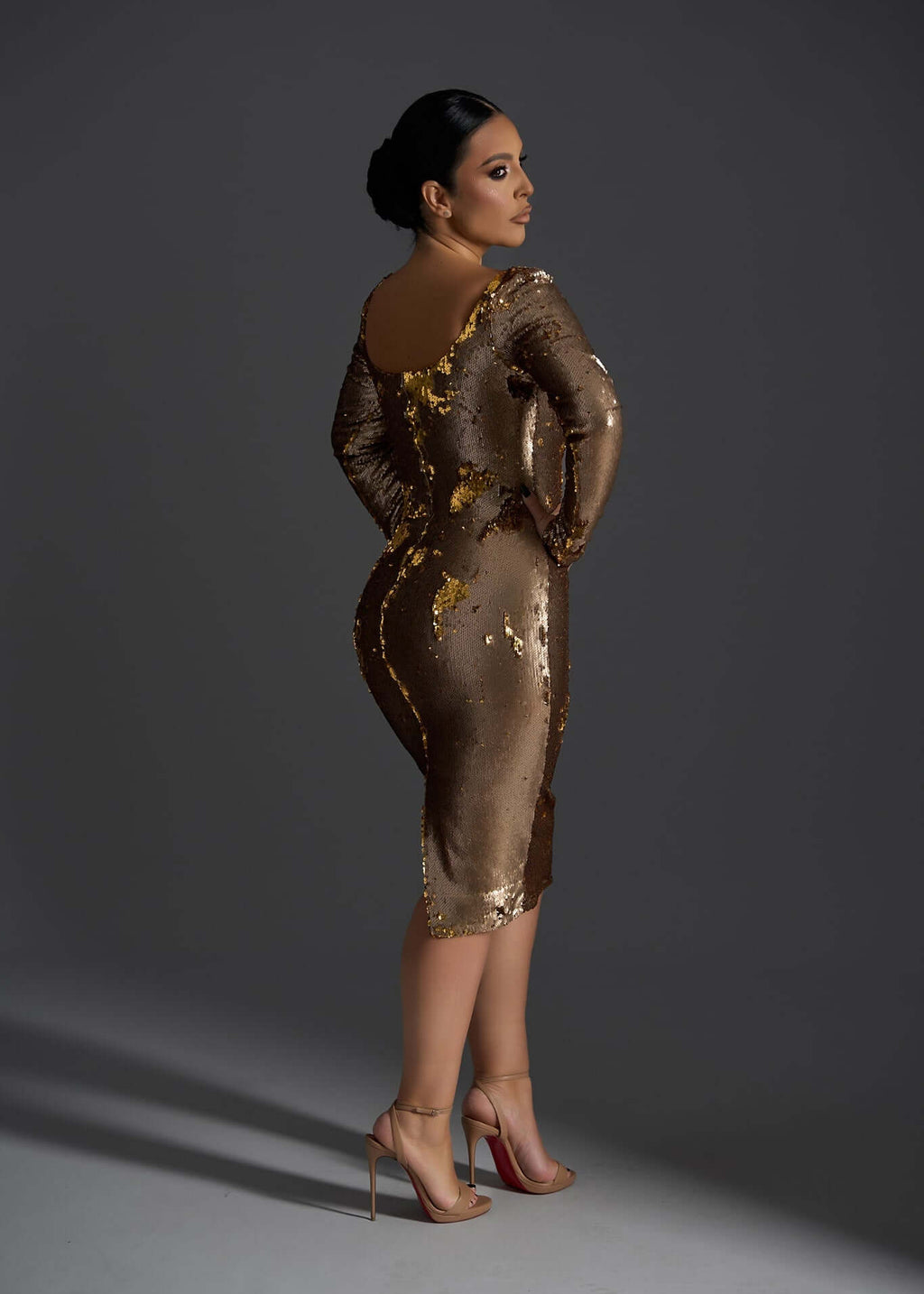 Rochie SIA Eclipse Desire midi elegantă cu paiete reversibile aurii, vedere din spate pe model, Rochie de seară sofisticată