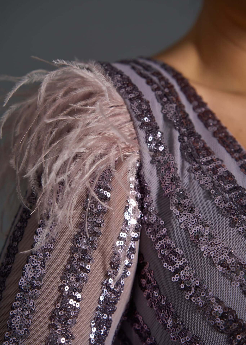 Rochie SIA Edge of Elegance detaliu umăr cu paiete mov și pene fine pentru un look glam sofisticat
