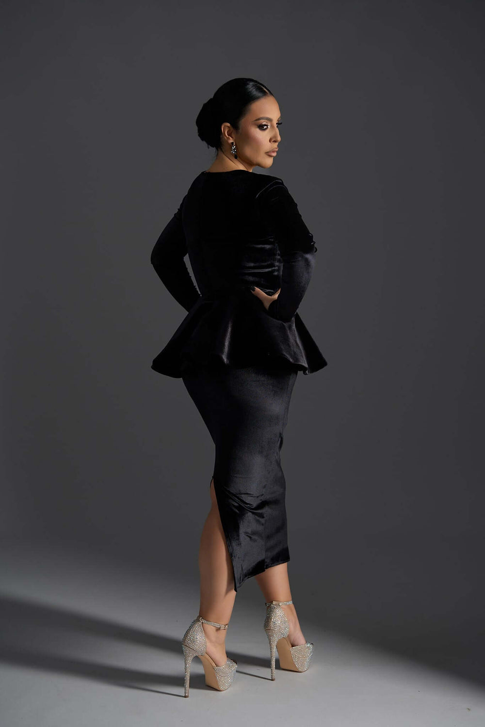 Rochie Midi Velvet Sinner din Catifea Neagră - Sia House Sia House pentru femei elegante
