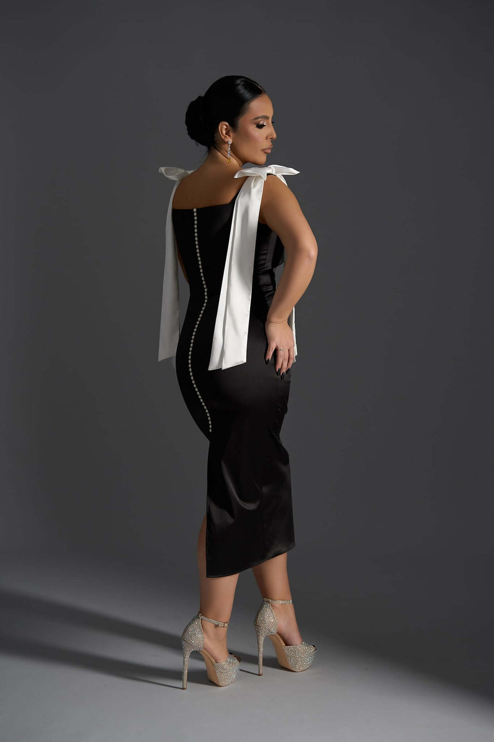 Angel Lust - Rochie midi neagră elegantă cu detalii din satin și perle Sia House pentru femei elegante