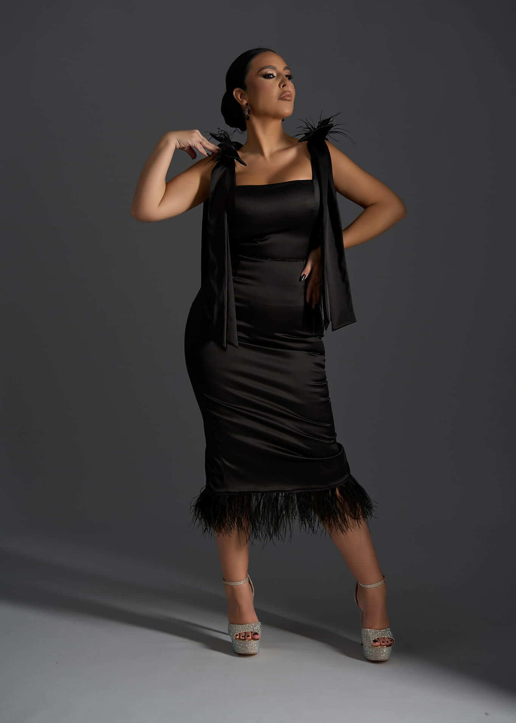 Rochie SIA Black Widow, rochie midi neagră mulată din tafta cu aplicații din pene la tiv, stil elegant de seară