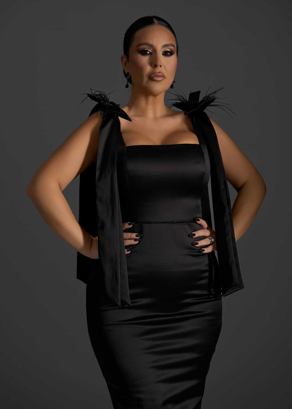 Rochie SIA Black Widow, Rochie midi neagră din tafta cu aplicații din pene la umeri, model plus size elegant