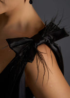 Rochie SIA Black Widow, detaliu umăr cu fundă satin neagră și aplicații din pene