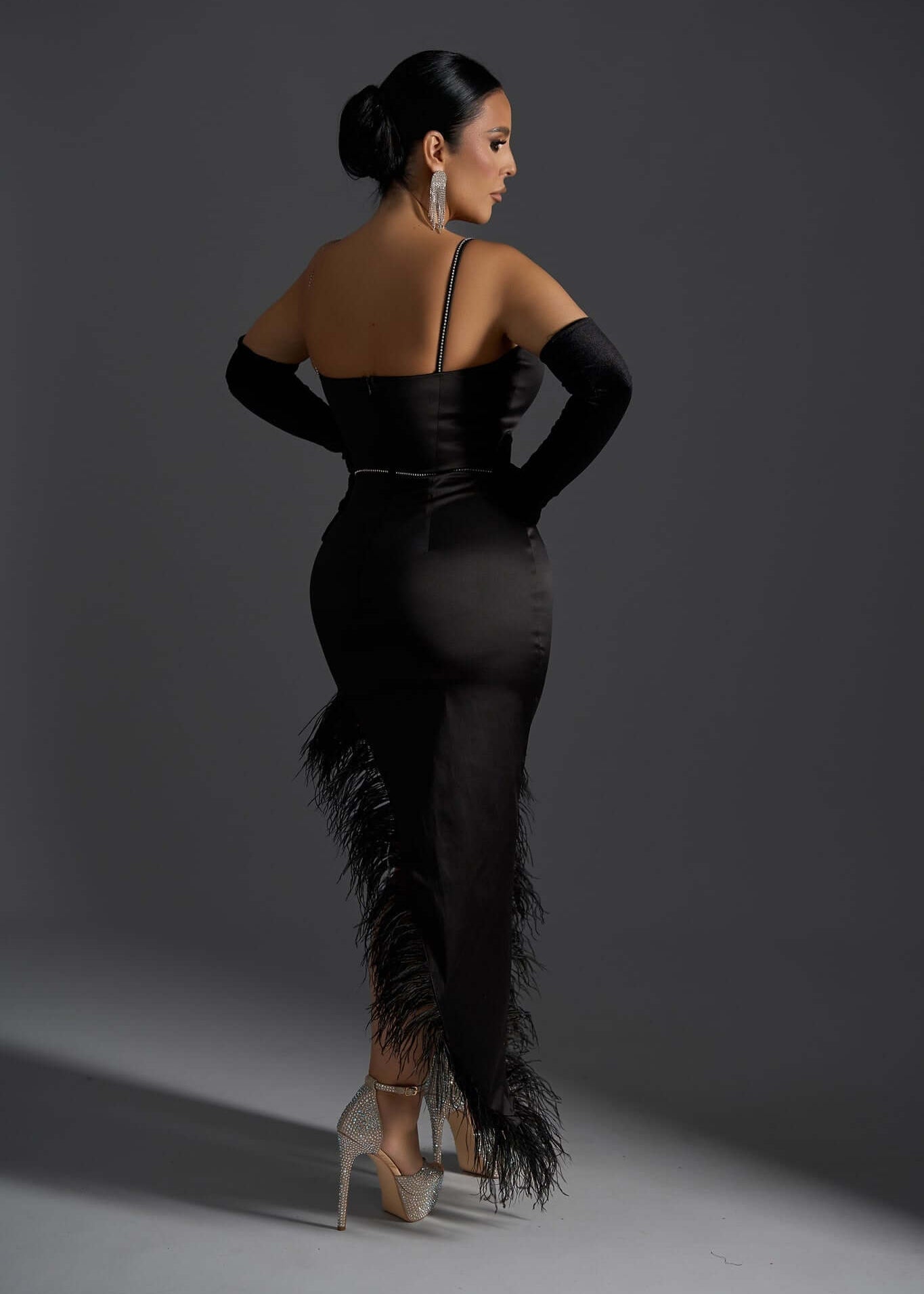 Rochie SIA Femme Fatale asimetrică neagră cu strasuri și pene, vedere din spate, elegantă pentru seri speciale