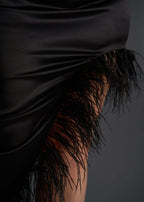 Rochie SIA Femme Fatale, rochie asimetrică neagră cu pene și strasuri, detaliu de tiv elegant pe picior