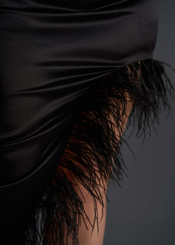 Rochie SIA Femme Fatale, rochie asimetrică neagră cu pene și strasuri, detaliu de tiv elegant pe picior